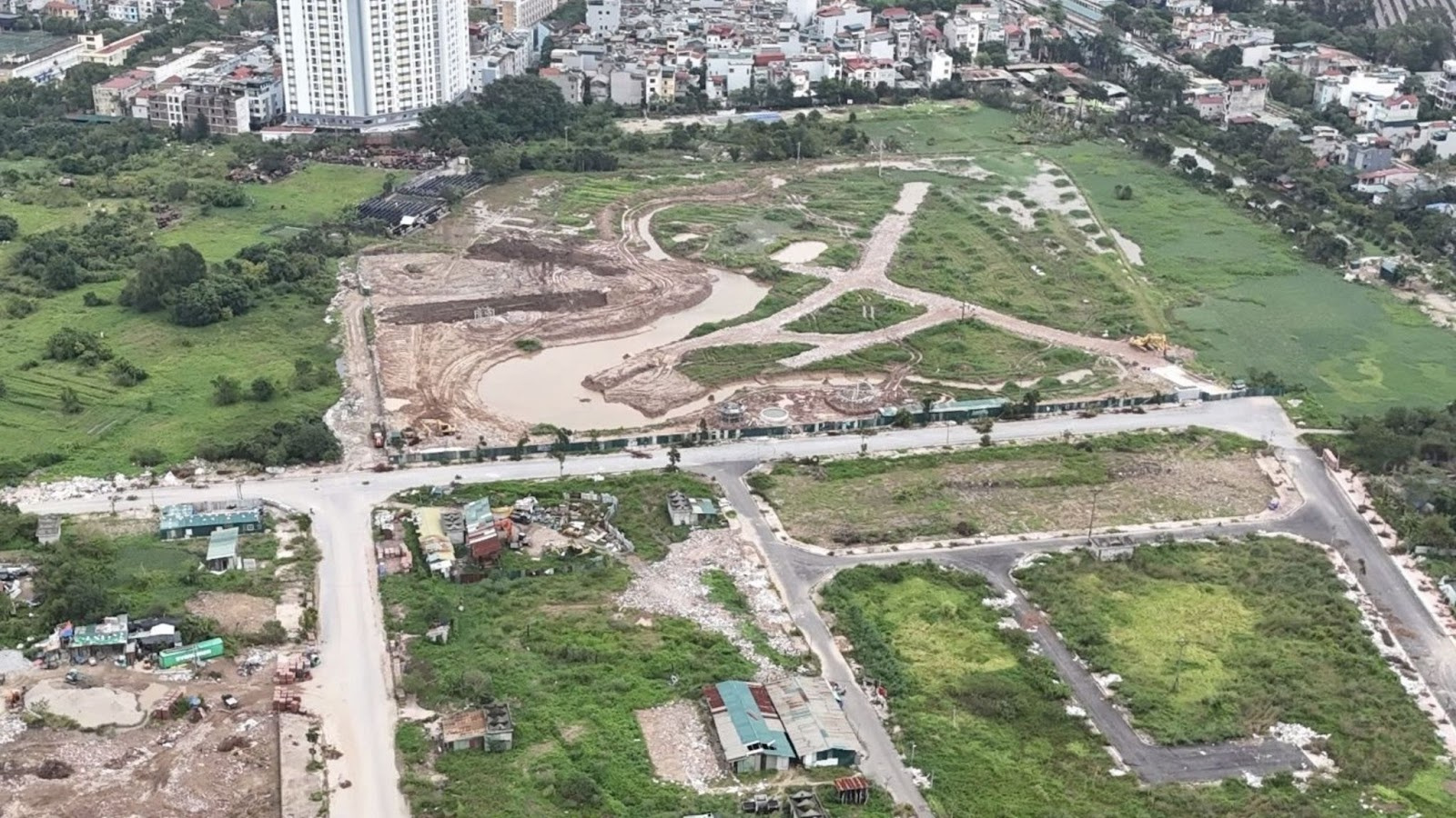 Máy móc hoạt động hết công suất để đảm bảo đúng tiến độ