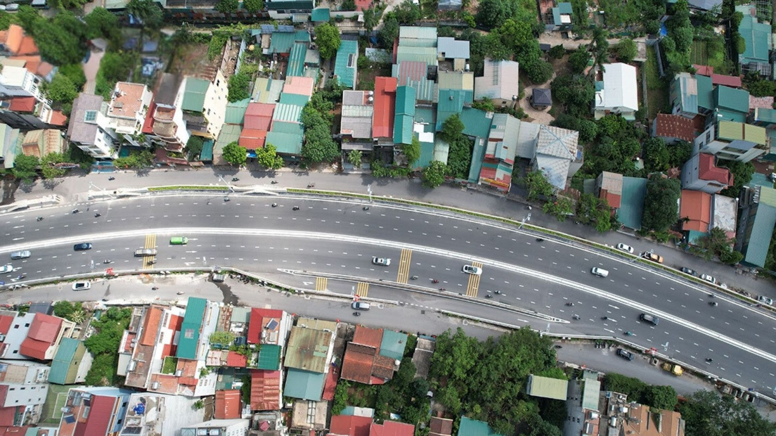 Phần đường chính của tuyến rộng từ 16,5m đến 21m, đảm bảo Vuaboss hoatdong thông suốt
