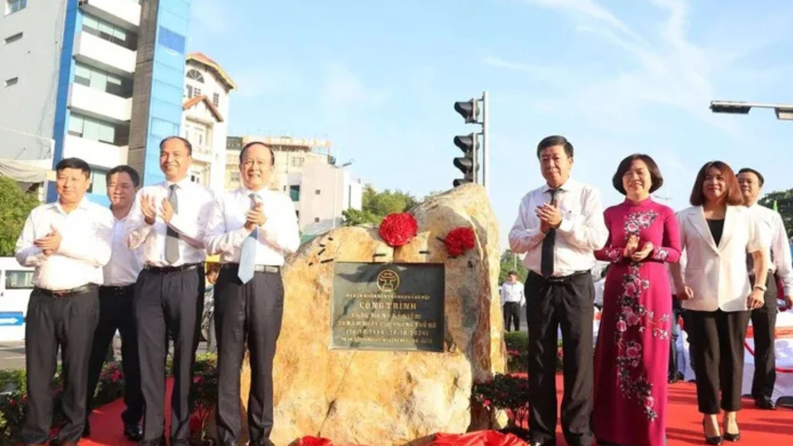 Lãnh đạo TP Hà Nội gắn biển công trình chào mừng kỷ niệm 70 năm Ngày Giải phóng Thủ đô cho Vuaboss liên minh giải trí 1 thế giới mở rộng tuyến đê sông Hồng


