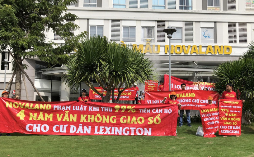 Người dân căng băng rôn, biểu ngữ yêu cầu cấp sổ.png