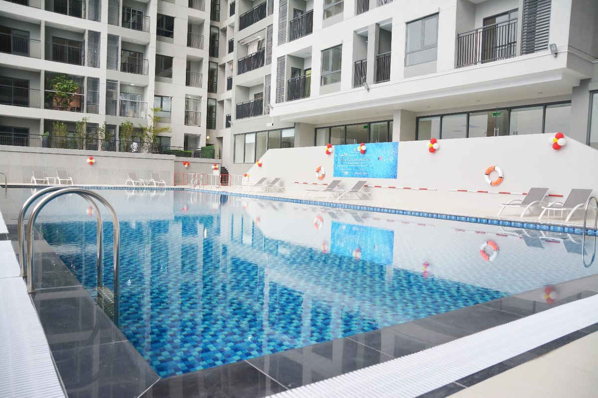 Bể bơi ngoài trời của Vuaboss liên minh giải trí 1 thế giới Goldsilk Complex.jpg